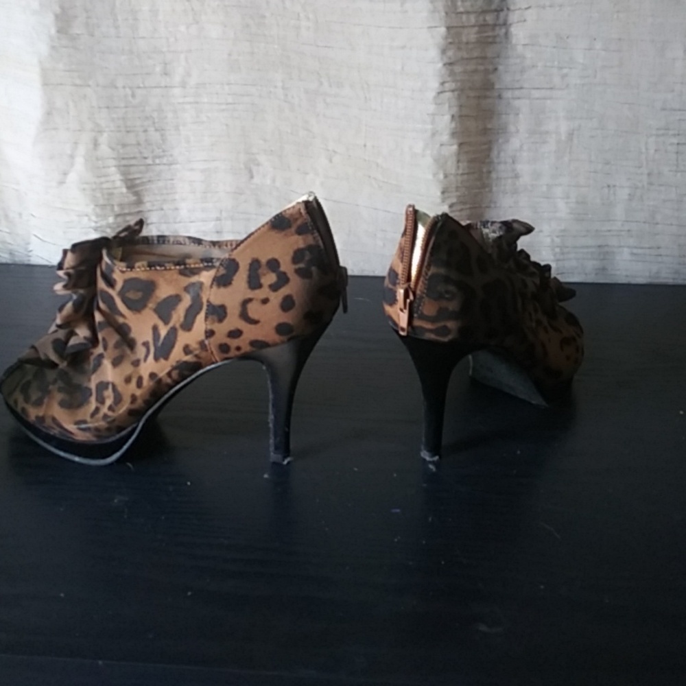 Shoes - Picture 3 of 4